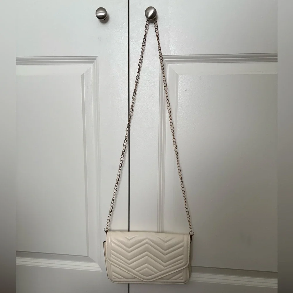 Crème Clutch with Gold chain - Picture 2 of 7